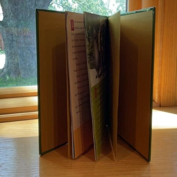 Madagascar Its A Zoo In Here! Hardcover Childrens Book By Scholastic Kohls CAres - Picture 6 of 6